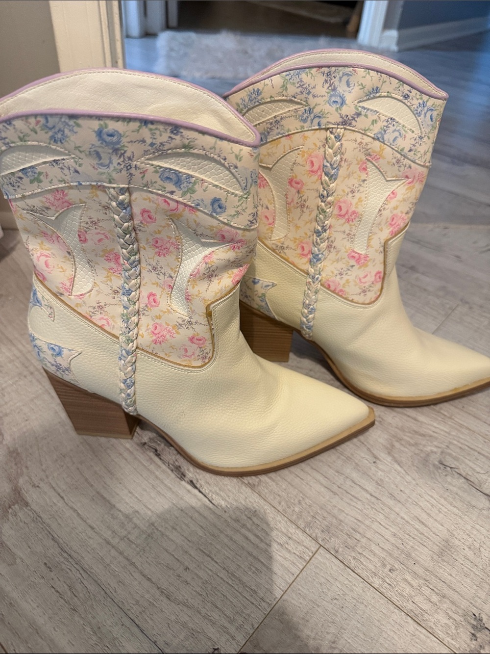 Floral Cream Western Ankle Boots - Altar’d State Size 10 NWOT - Picture 1 of 4